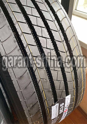 Stormer S126 (рулевая, бомба) 385/65 R22.5 160L 20PR - Фото протектора с этикеткой вблизи